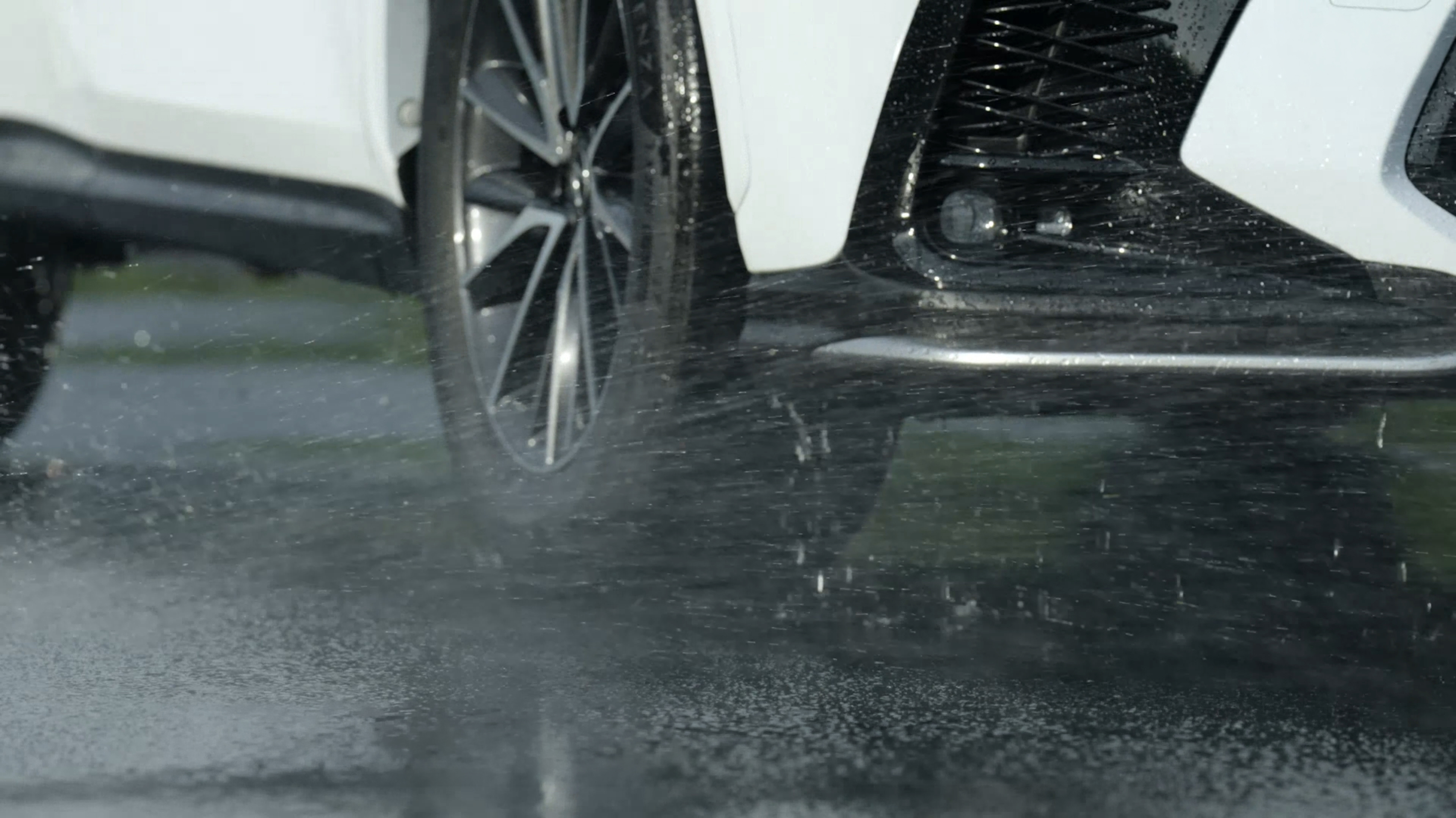 ALENZA LX200 雨天行駛更加安心