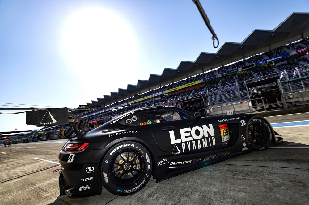 Naoya Gamou/Takuro Shinohara/Haruki Kurosawa (LEON PYRAMID AMG) make an emergency pit stop due to brake trouble. Naoya Gamou/Takuro Shinohara/Haruki Kurosawa (LEON PYRAMID AMG) make an emergency pit stop due to brake trouble.